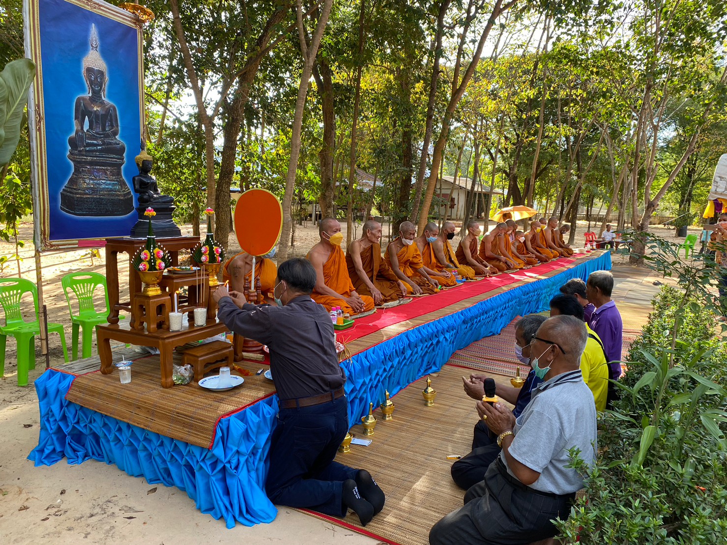 ร่วมทำบุญตักบาตรประเพณีถวายข้าวเม่าหลวงพ่อองค์ดำ ตำบลโนนนาจาน อำเภอนาคู จังหวัดกาฬสินธุ์